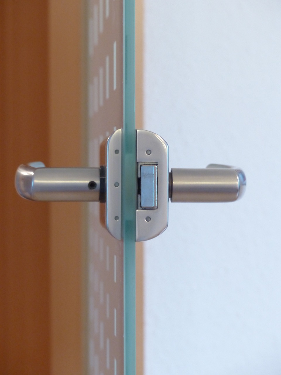 door-lock-123174_1280